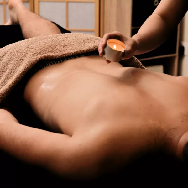 Massage à la bougie parfumée corps complet