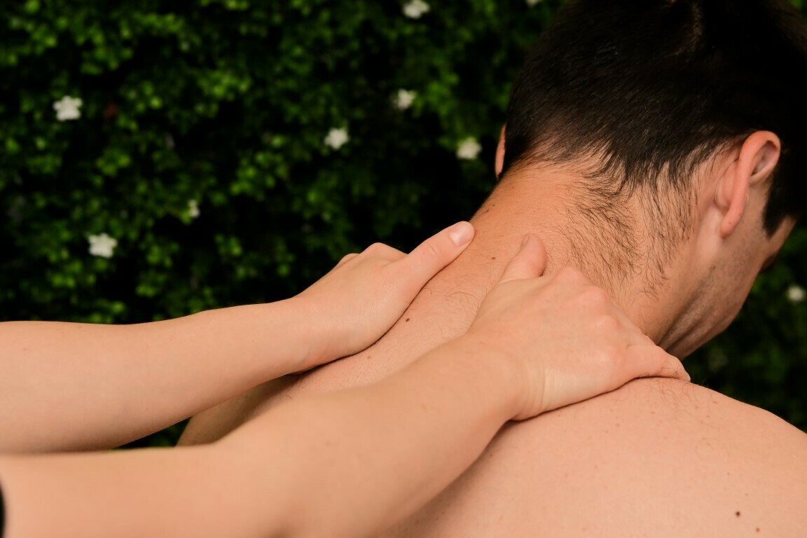 Massage du dos, trapèze, nuque, crâne, visage